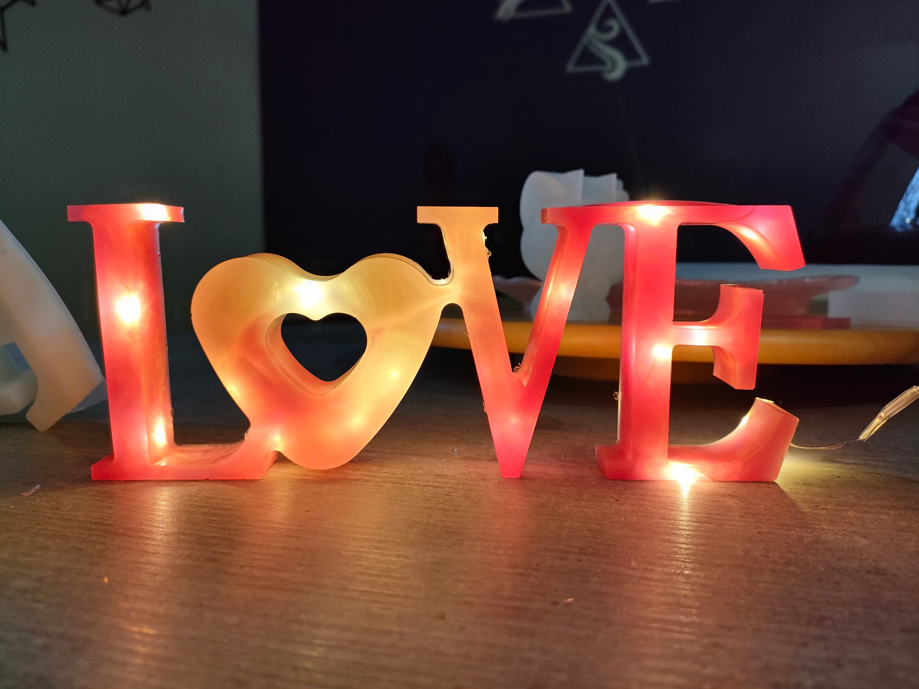 Lampe LOVE en résine unique rose nacré poudré - L'art à part